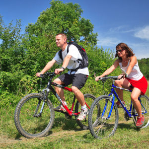 Cyclistes en balade dans les chemins de la Dordogne