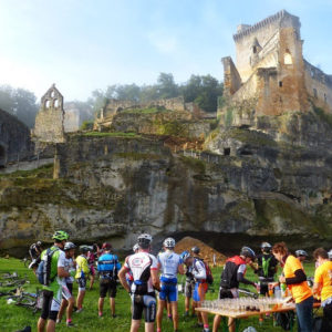 Balade d'un groupe de cyclistes en Dordogne