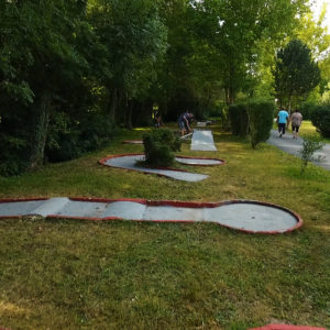 Mini-golf en exterieur disponible au camping La Lénotte