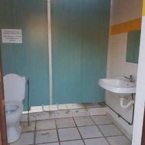 Cabine toilette spacieuse accessible PMR