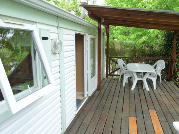 Terrasse en vois avec pergola d'un mobil'home 4 à 6 personnes