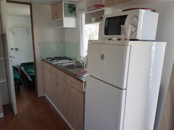 La cuisine équipée du mobil'home pour 6 personnes 