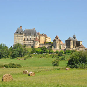 Château de Biron installé sur une butte en Dordogne