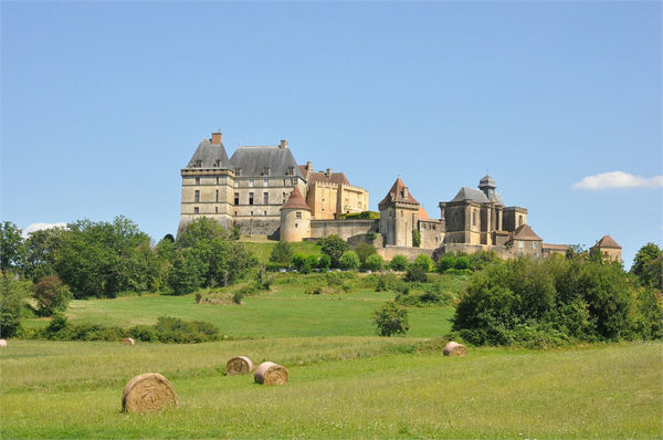 Château de Biron installé sur une butte en Dordogne