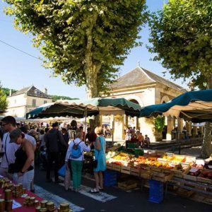 Les étales du marché de Sarlat en été