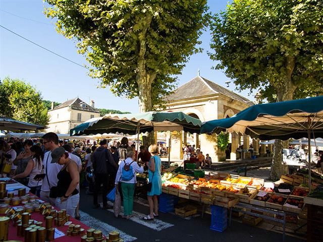 Les étales du marché de Sarlat en été