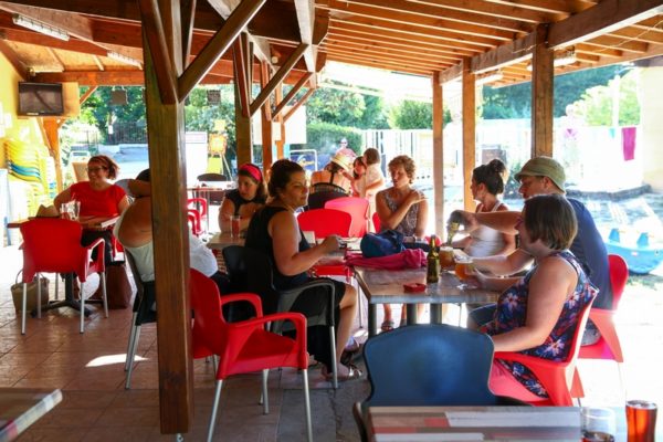 Terrasse couverte du snack-bar du camping La Lénotte