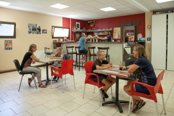 Espace intérieur du snack-bar du camping Le Lénotte