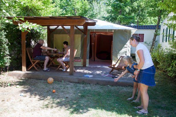 Jeux en famille sur les emplacements du camping La Lénotte en Dordogne