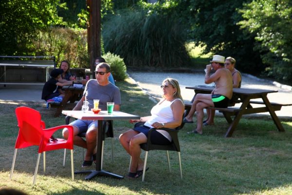 Espace extérieur pour manger et boire un verre au camping