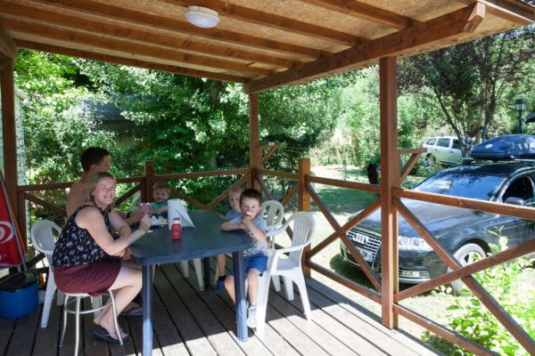 Profitez en famille des terrasses ombragées des mobil'homes pour 4 personnes