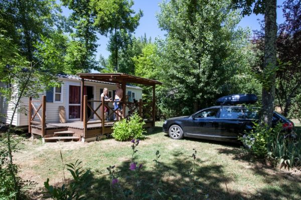 Grand emplacement au coeur de la nature d'un mobil'home pour 4 personnes