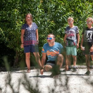 Activité pétanque en famille au camping La Lénotte en Dordogne