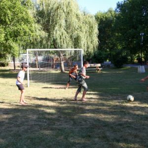 Match de foot entre les enfants du camping La Lénotte