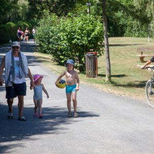 Allées ombragée du camping La Lénotte