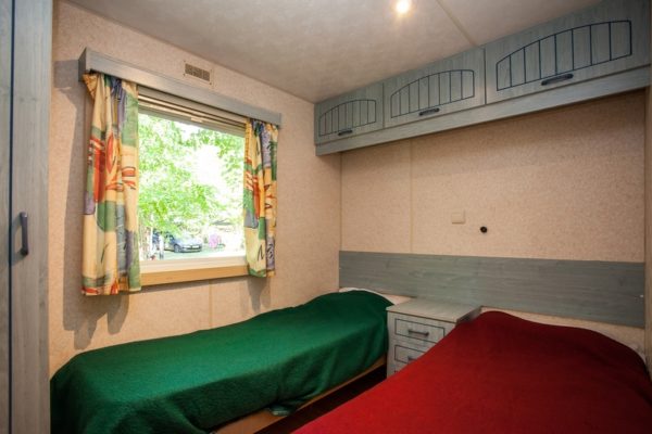 Chambre avec deux lits simples d'un mobil'home 6 à 8 personnes