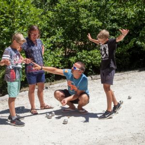 pétanque en famille au camping La Lénotte