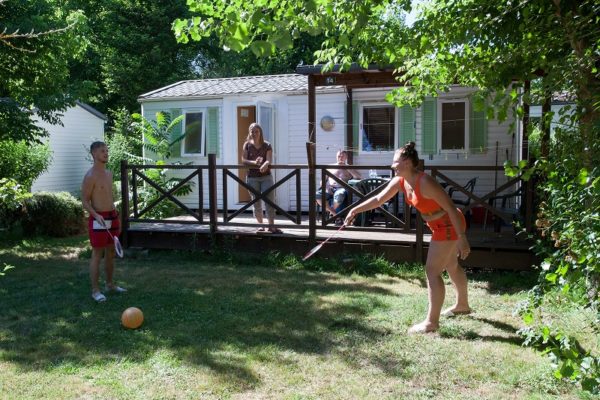 Activité en famille sur un emplacement de Mobil'home du camping La Lénotte