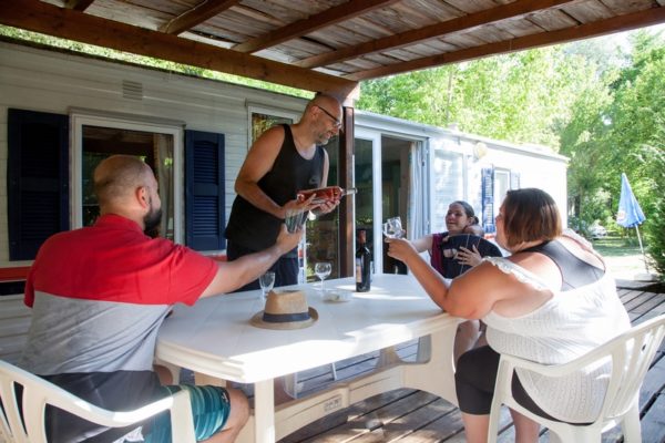 Moment convivial sur la terrasse en bois d'un mobil'home