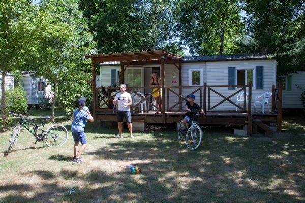 Vue extérieure d'un mobil'home pour 6 personnes au camping La Lénotte