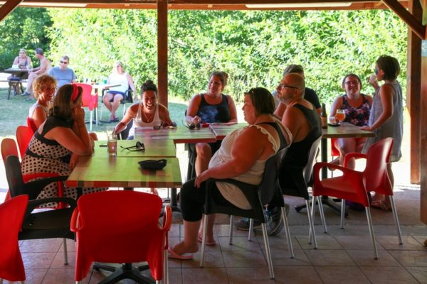 moment de convivialité entre campeurs du camping La Lénotte