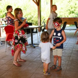 Activité dansante des enfants au camping La Lénotte