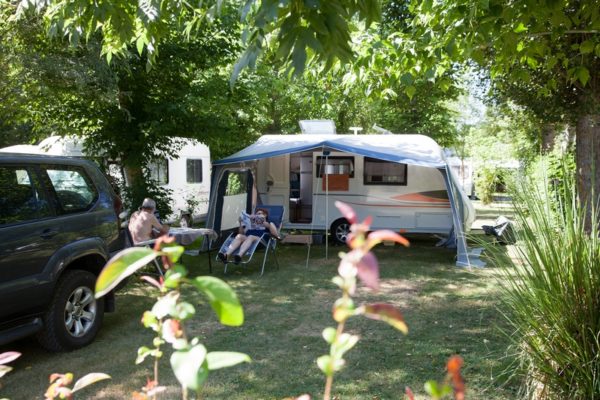 Emplacement caravaning ombragé proche de Sarlat