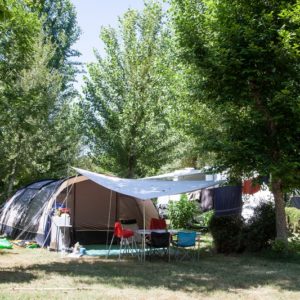 Emplacement pour tentes ombragé