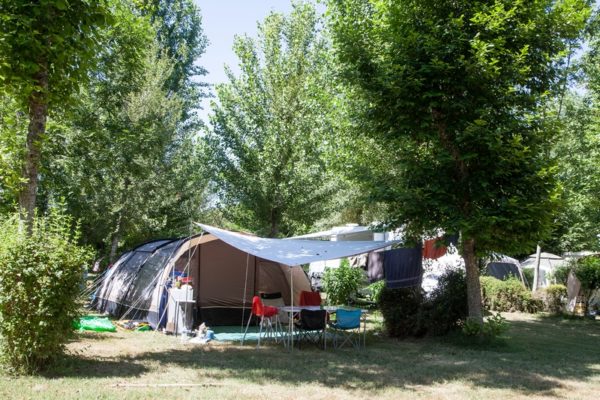 Emplacement pour tentes ombragé