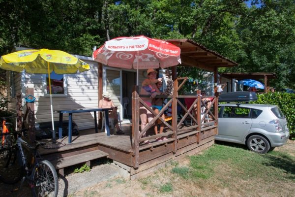 Terrasse ombragée d'un mobil'home 5 personnes du camping La Lénotte