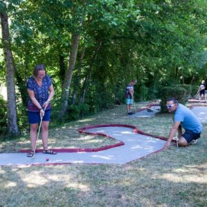 Mini-golf pour petits et grands au camping La Lénotte en Dordogne