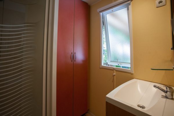 Salle de douche avec rangement au camping La Lénotte