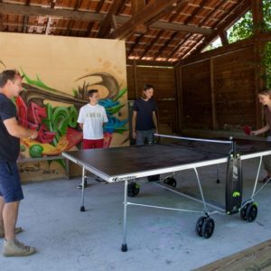 Partie de ping-pong au camping La Lénotte proche de Sarlat