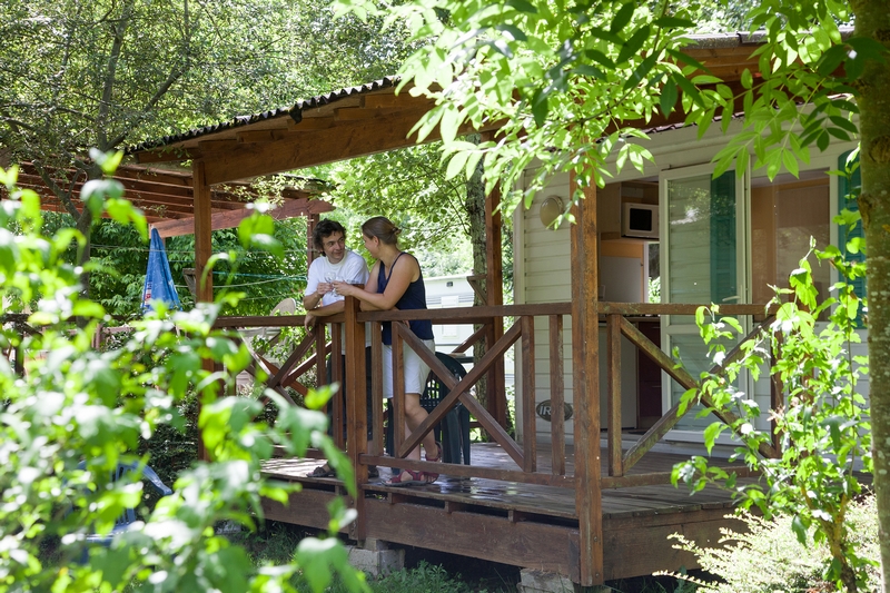 Moment calme sur une terrasse en bois d'un mobil'home deux personnes pour un week-end en amoureux