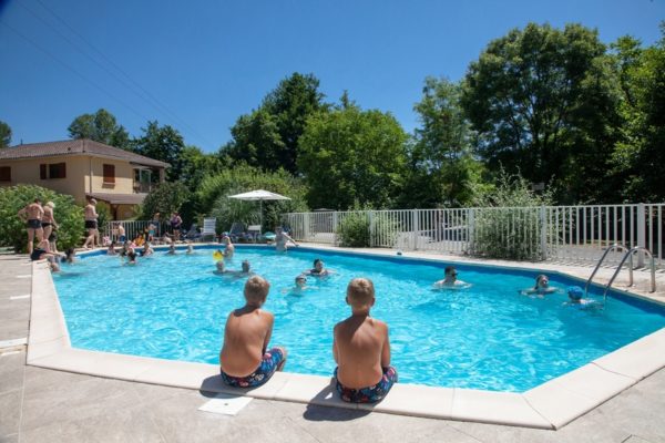 La piscine chauffée du camping La Lénotte