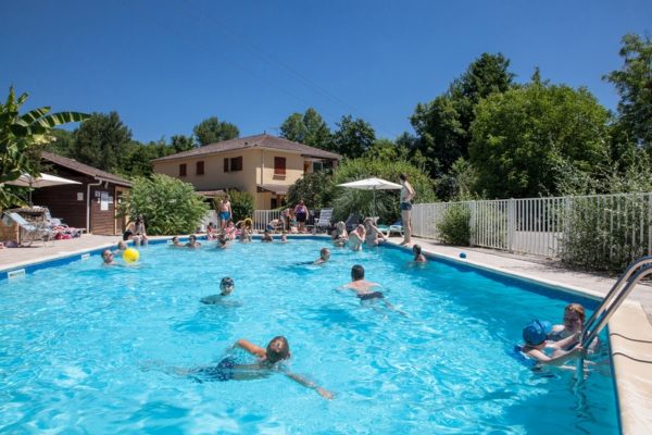 Le bassin de la piscine du camping