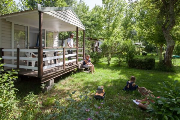 Emplacement ombragée au camping la Lénotte proche de Sarlat