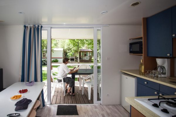 Vue intérieure d'un mobil'home 5 personnes moderne