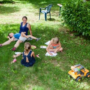 Moment en famille sur un emplacement de mobil'home en Dordogne