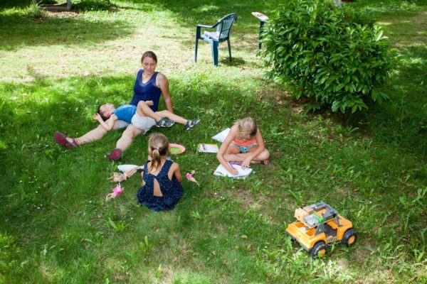 Moment en famille sur un emplacement de mobil'home en Dordogne