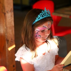 Atelier maquillage au club enfant du camping