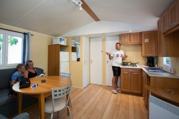 Cuisine et détente dans la pièce de vie d'un mobil'home