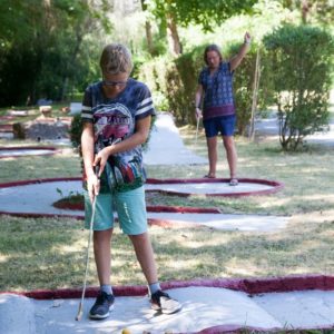 Activité mini-golf au camping La Lénotte