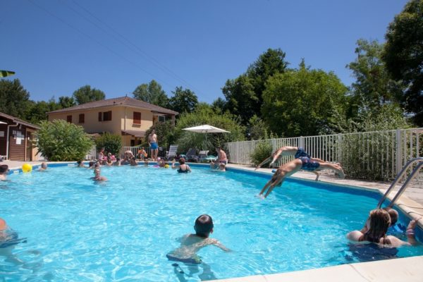 Convivialité à la piscine chauffée du camping