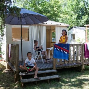 Détente en famille sur la terrasse d'une Tit'home de La Lénotte