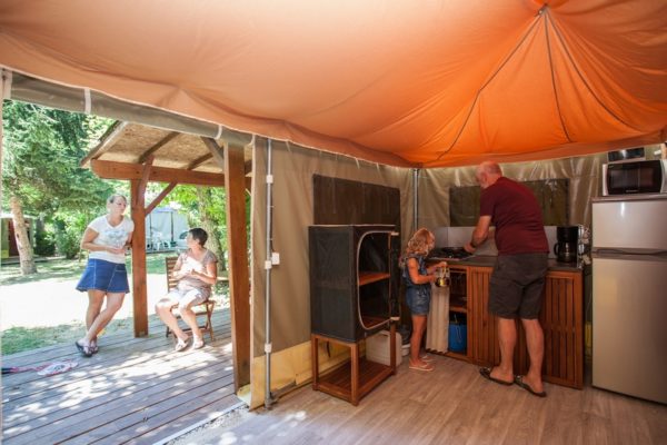 Cuisine et détente avec les bungalow du camping La Lénotte