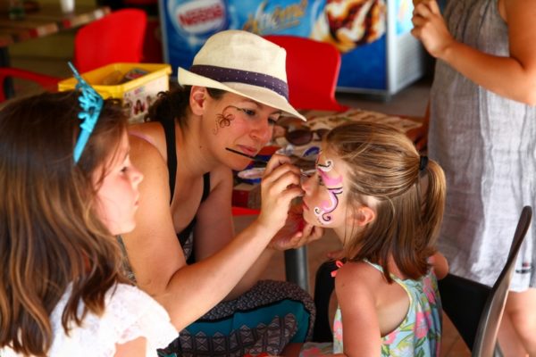 Atelier maquillage pour les enfants du camping