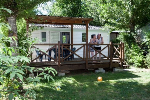 Emplacement ombragé d'un mobil'home 3 personnes du camping La Lénotte