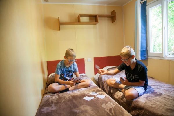 jeu en famille dans la chambre pour enfant d'un mobil'home 6 personnes