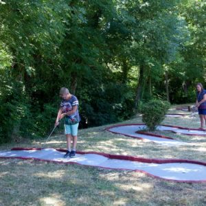 Activité mini-golf pour les enfants du camping La Lénotte